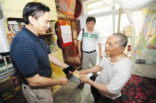 "昨天上午,武汉市残联副理事长苏厚平和宣文处处长孟祥森一行,来到