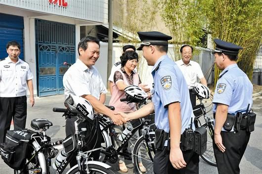 图文:更多警力进社区派发警用自行车