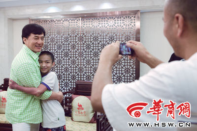 见到成龙大哥 男孩号啕大哭(图)