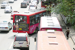 兰州:抢行,过站停车……这些公交车真不文明(图)