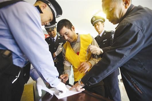 图文:5名被告均指糯康系主谋