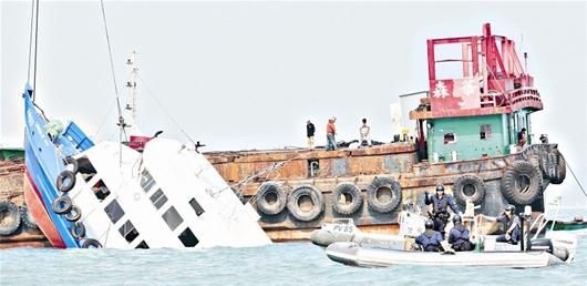 图文:香港两船相撞38人遇难