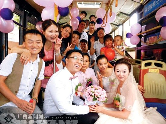 公交车当婚车驶向幸福驿站 两年轻人结婚不忘