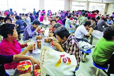 ������һŮ�а�����2000���þ۲�ÿ��һͰ������(ͼ)