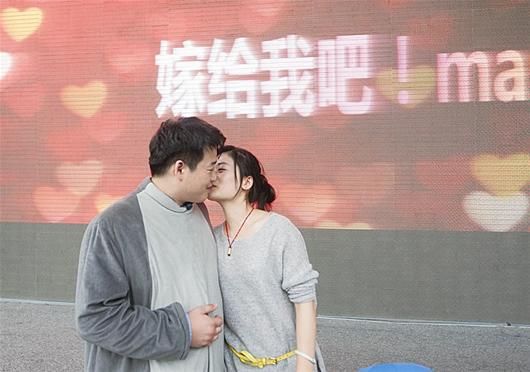 图文:快闪热舞求婚杭州小伙梦圆
