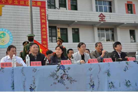 2012年沅陵县中小学生田径比赛开幕(图)