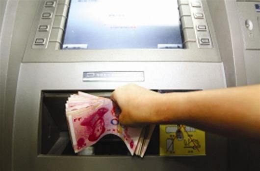 楚天金报讯 图为:11月5日,长沙市韶山南路某银行自动存取款机,客户正