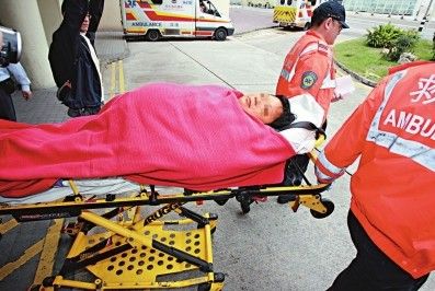 割头当凳坐 港精神病妇人狂砍邻居被拘捕(图)_新浪新闻