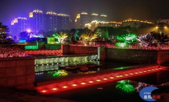 南湖广场上,周边建筑物现代,大气的亮化轮廓线,彰显了时尚,亮丽的夜景