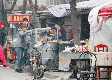 2月28日,记者拍摄的一处露天早餐摊点.(柴光宇)