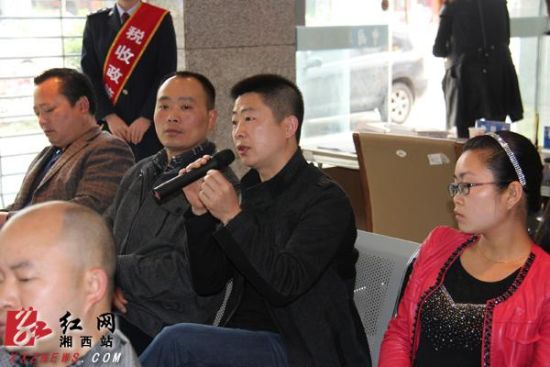 湘西地税系统积极开展“税收政策咨询日”活动(组图)
