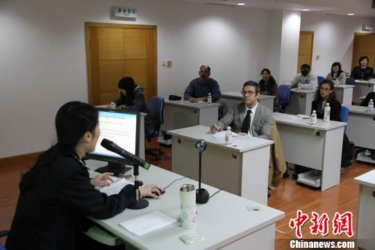 青岛地税向外国人提供个人所得税英语培训(图