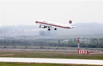 东航空客a320型飞机从九华山机场起飞