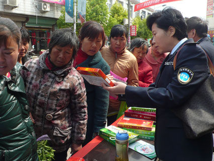 凤台县开展食品药品安全知识宣传活动(图)