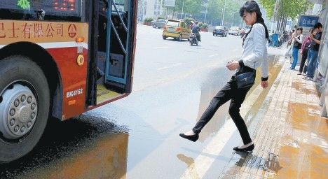 窨井吐污水公交站台成“码头”（图）