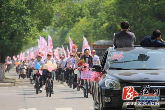 慈利县骑行婚礼亮相街头 50多名骑友送祝福(图