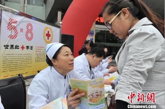 山西的总人口是多少_3月7日,山西省总工会的工作人员在给女职工们发放\