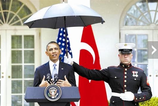 图文：美国总统让人帮忙打伞遭批