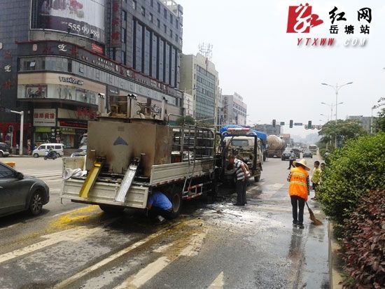 读者向岳塘新闻网(红网岳塘站)爆料称,湘潭市岳塘区板塘铺十字路口处