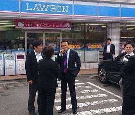 日本副首相在便利店前吃冰淇淋引争议