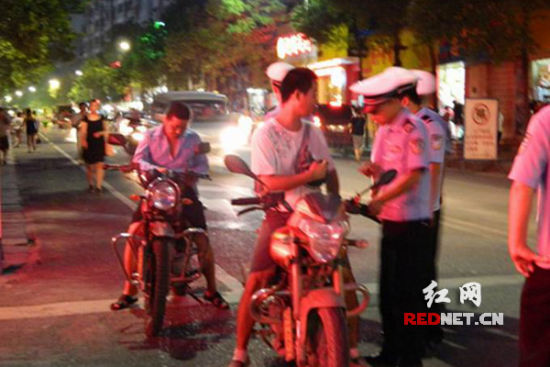 凤凰交警集中整治摩托车 暂扣车辆43台(图)
