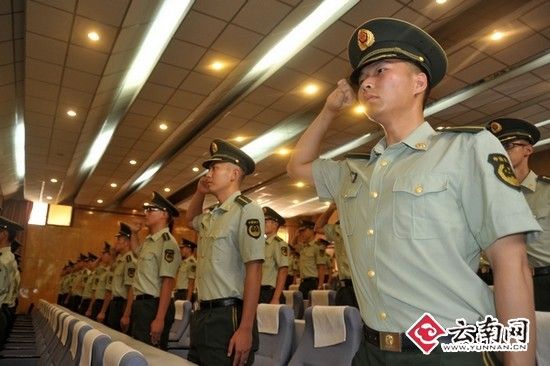 云南大学举行2013届武警国防生毕业典礼(组图