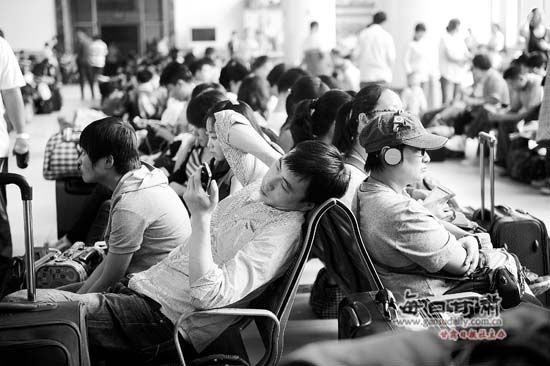 暴雨致兰州火车站多趟列车晚点(图)_新浪新闻