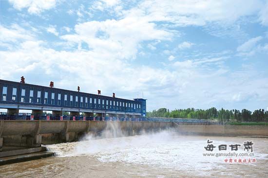 张掖黑河草滩庄水利枢纽开闸向下游调水(图)
