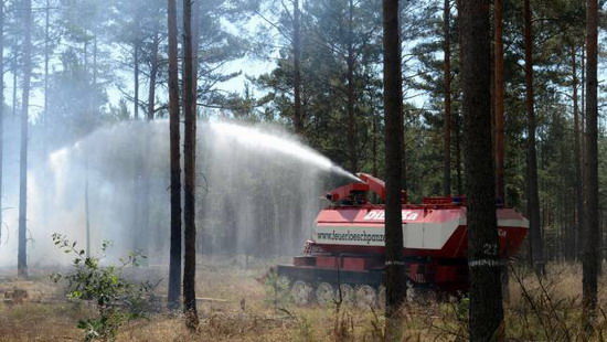 德国消防队为应对森林大火出动装甲消防车(图