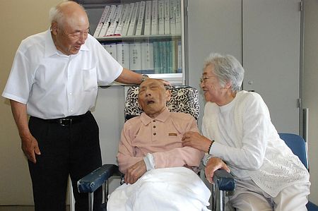 111岁日本最长寿男性因患肺炎去世(图)