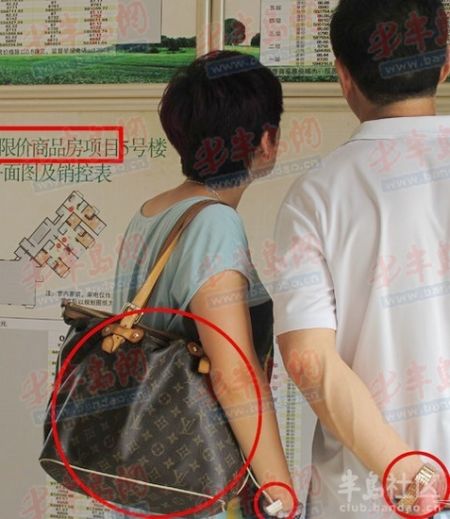 网爆青岛保障房申购现场变车展 女子背lv看房(