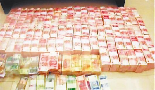图文:东莞一巨贪家中现金逾千万_新浪新闻