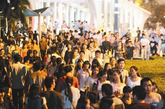 图文:地上 转盘旁堵得水泄不通 地下 通道里行人贴面而过_新浪新闻