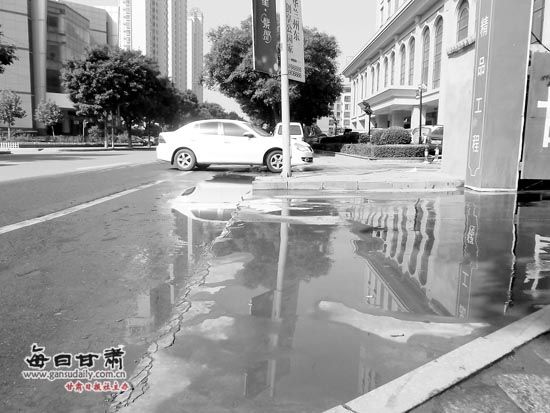 兰州:加水站水阀破损清水白流一月多(图)