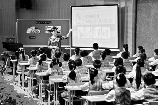 图文:城管工作进小学德育课堂