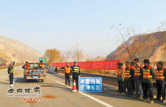高速交警举行恶劣天气交通事故演练(图)