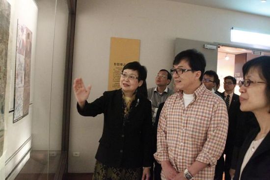 成龙参观台北故宫自曝爱收藏文房四宝(图)