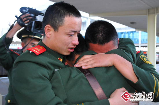 武警曲靖支队300余名老兵告别第二故乡踏上新征程(图)