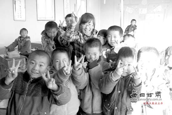 图片新闻:志愿者走访被资助的贫困学生家庭