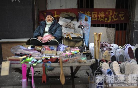 84岁“鞋垫奶奶“摆摊 只为找点乐子(图)