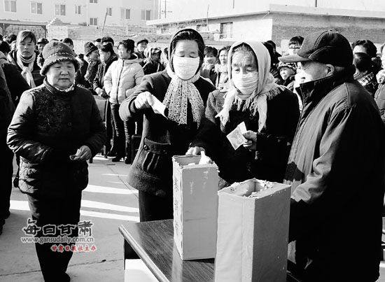 捐助现场。本报通讯员张国福 本报记者朱宇鲲通讯员张国福 近日,高台县宣化镇乐二村举行的一场募捐活动,这让患癌村民盛鹏倍感温暖。 今年21岁的盛鹏是宣化镇乐二村十六社村民,他原本有一个幸福的三口之家。但不幸的是,2010年5月,盛鹏的父亲因患淋巴癌病逝,这不仅使这个家失去了顶梁柱,而且还让这个家债台高筑。2013年11月,盛鹏又被确诊为淋巴癌,这对已经遭遇了不幸的盛鹏一家来说更是雪上加霜。 为了给盛鹏治病,母亲裴凤莲四处奔走,变卖了家里所有值钱的东西,还向亲友邻居们借了一些钱,但巨额的