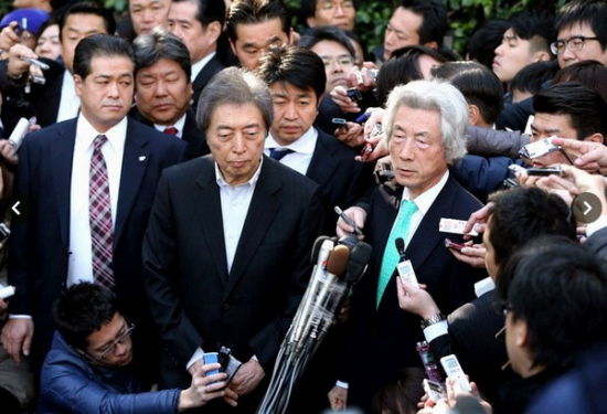 正文 日本前首相细川护熙与前首相小泉纯一郎接受采访(网页截图)