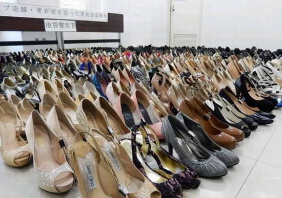 日本变态男偷400双高跟鞋藏家里 赃物太多寄宿