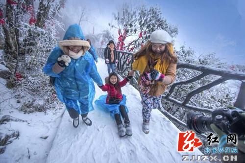 春雪飞扬引爆张家界天门山观雪游(组图)