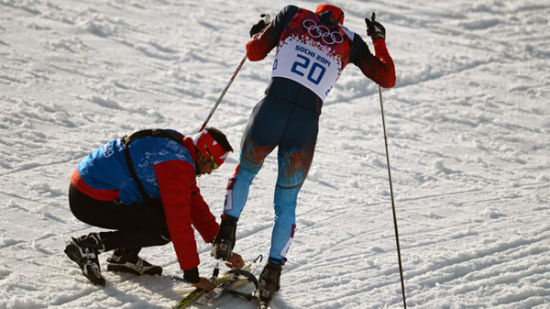 加拿大教练帮助俄选手修理滑雪板 助其完成比