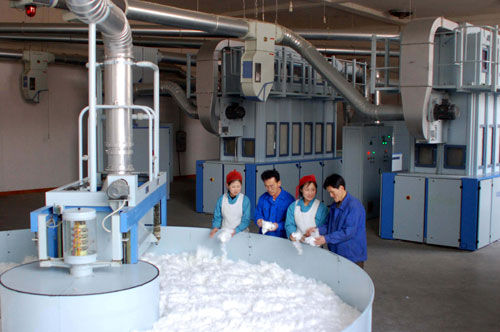 朝鲜咸兴平织丝工厂蓬勃发展(图)