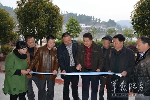 > 正文    1       蒋乙嘉(左五)与常乐镇领导班子商讨拱市村产业发展