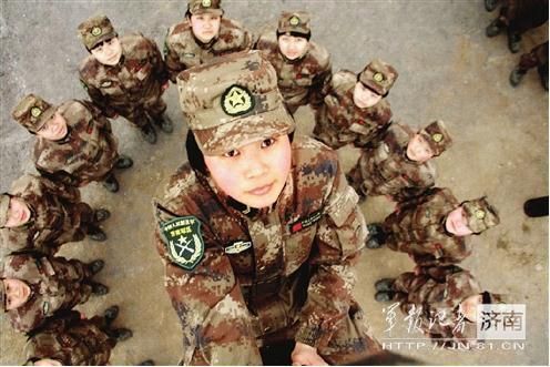 济南军区某部通讯兵野外训练:骑摩托 爬线杆(图