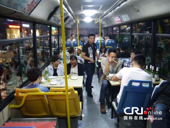 北京一烧烤店公交车上开大排档(组图)
