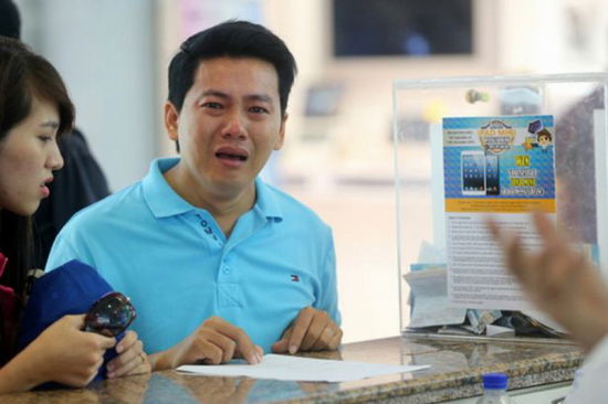 越南工人赴新加坡买iPhone6遇霸王条款 跪地